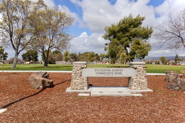 Building Photo - Wonderful 4 Bedroom Home in Fremont – Beautiful Backyard!