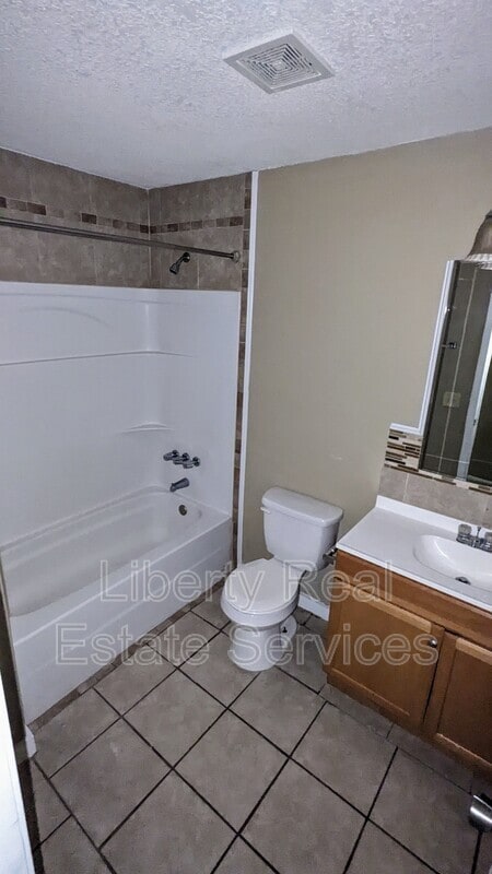 Building Photo - 927 Greenbriar Ct