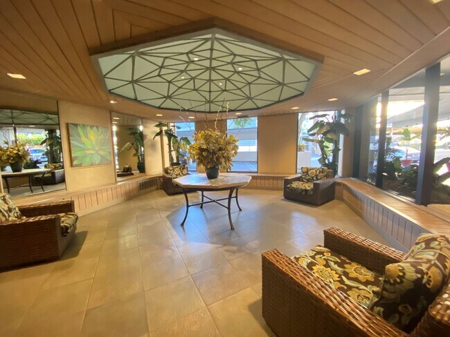 Building Photo - 1 bedroom, 1 bath, 1 Parking. End Unit! Am...