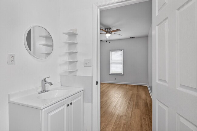 Building Photo - Cozy bungalow close to everything