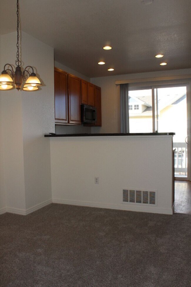 Building Photo - Beautiful 3 BR/3 1/2 BA Townhouse in Stonegate!!