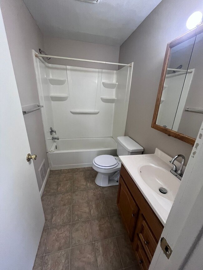 Building Photo - 4518 South Park Dr. - Updated Three Bedroo...