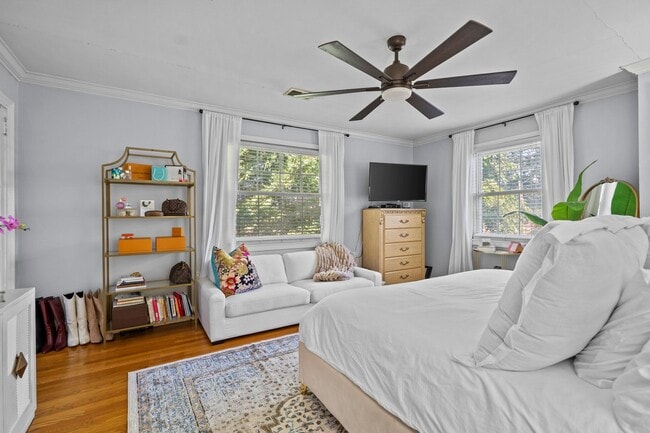 Building Photo - Downtown Townhouse Available 1 Nov 25!