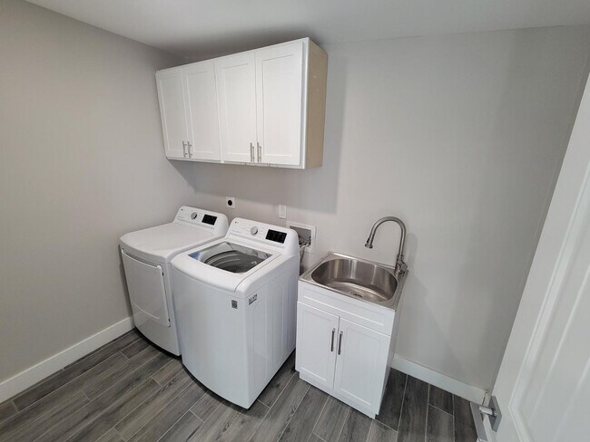 Building Photo - 535 W 15th St