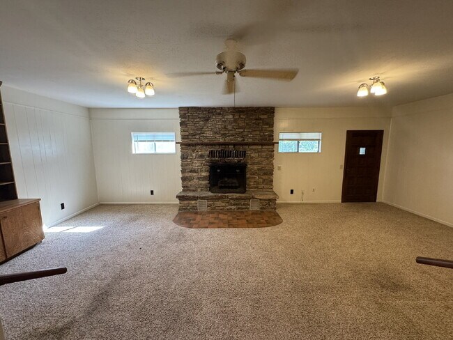 Building Photo - 3 bedroom 2 bath over 2000 sq ft, one bloc...