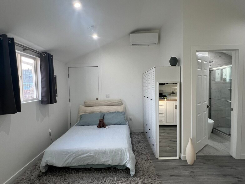 Bedroom - 4555 Narrot St