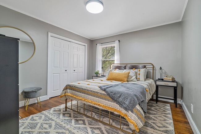 Queen Bedroom - 3415 Pinehill Rd