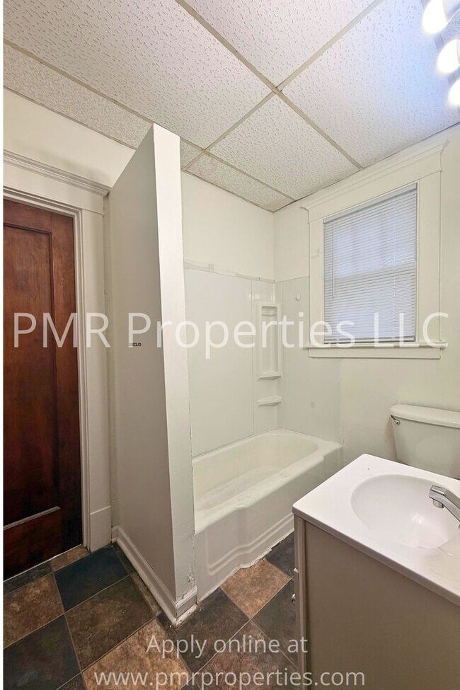 Building Photo - 3 Bedrooms / 1 Bathroom House