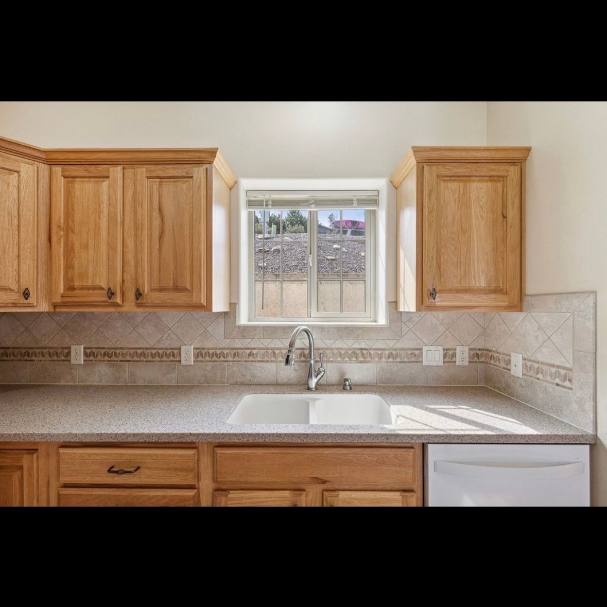 Building Photo - 825 Crestmont Way