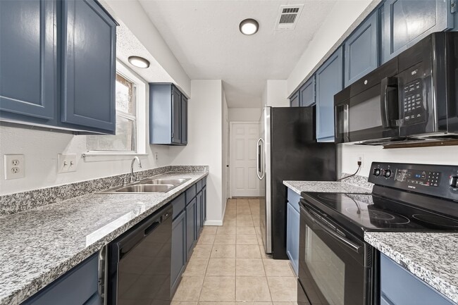 Building Photo - 7523 La Pl Dr