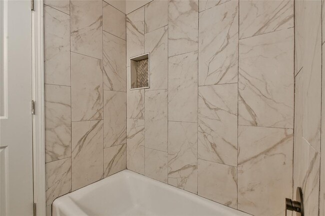 Building Photo - 608 Moraine Ave