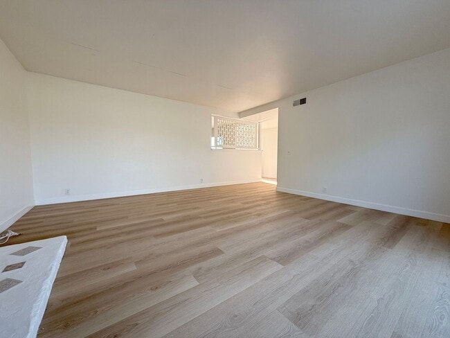 Building Photo - 4 Bed +2 Bath + 2 Car Garage - New Kitchen...
