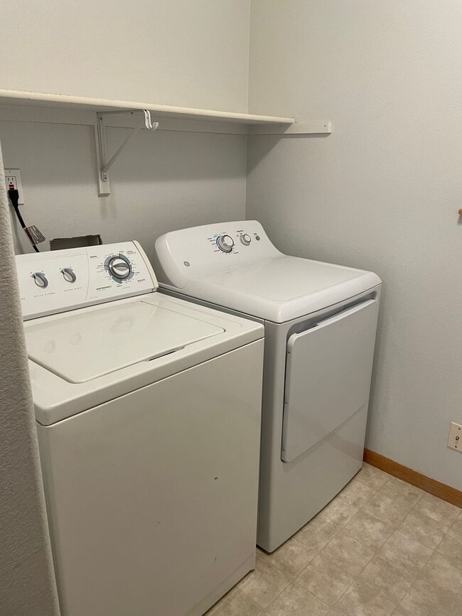 Building Photo - Spacious 4-Bedroom / 3-Bath Single Family Home in Windsor!