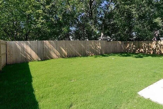 Building Photo - Spacious 3 bedroom, 2 bath available!