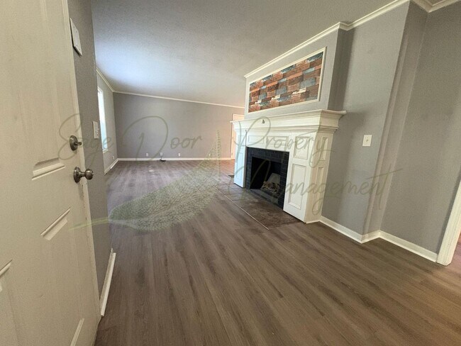 Building Photo - BRAND NEW FLOORING THROUGHOUT!!!