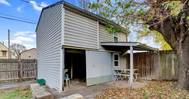 Building Photo - 1603 E Oak St