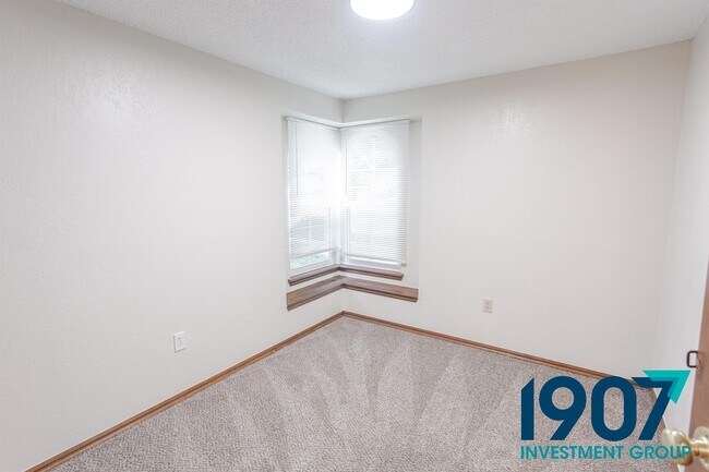 Building Photo - 2102 Briarcliff Dr