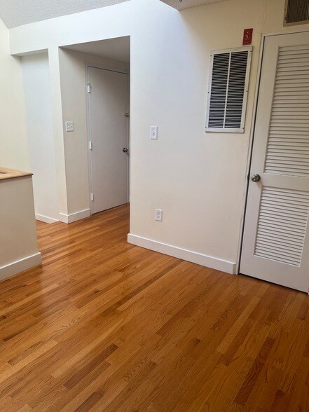 Building Photo - 896 Quinnipiac Ave