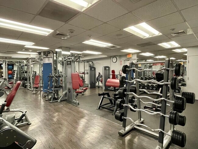 Building Photo - 33 Pond Ave