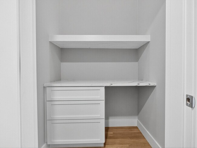 Building Photo - 551 E 7th St