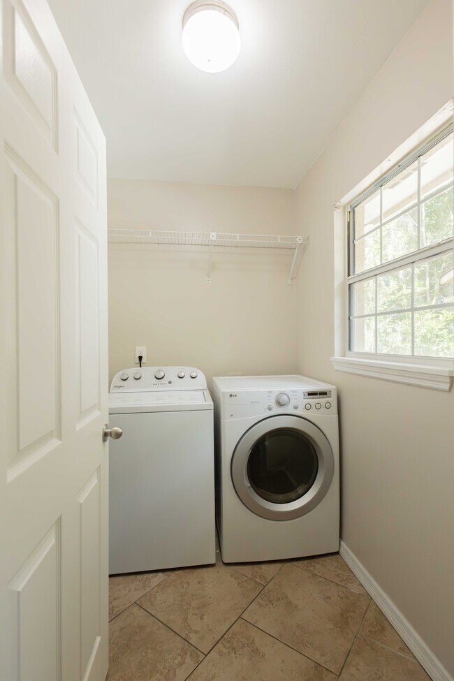 Building Photo - 650 S Park Ave