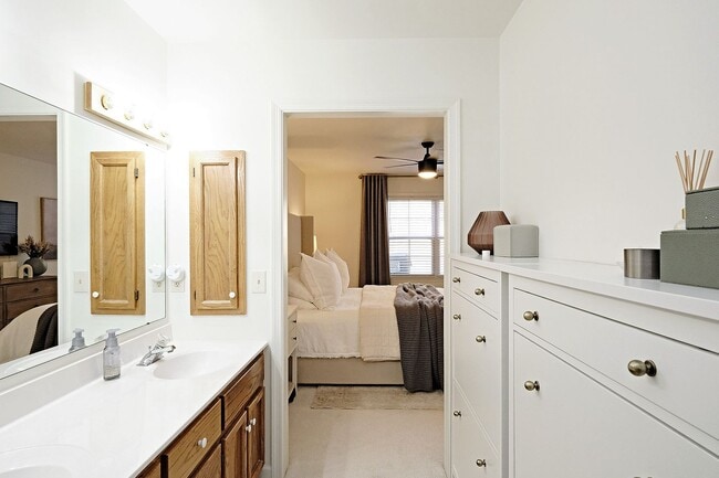 Building Photo - End-Unit Forest Lakes North Townhome