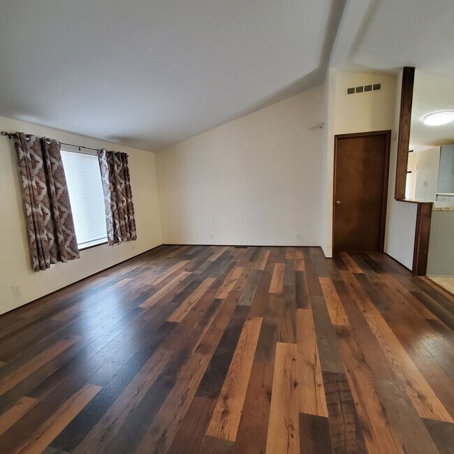 Building Photo - Pet Friendly 4 Bed / 2Bath Home w/ Garage