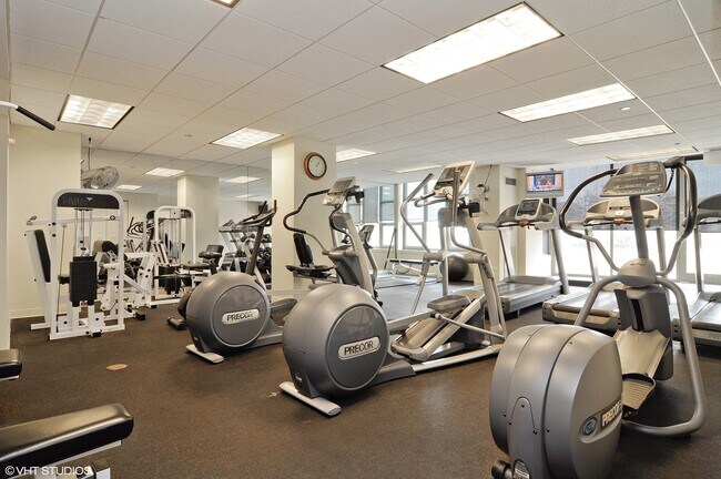 Building Photo - Extra Spacious Corner 1 Bed Condo set in Chicago's Desirable West Loop Neighborhood! Ready 6/1!