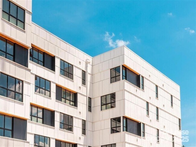 Building Photo - 1824 N Brevard St