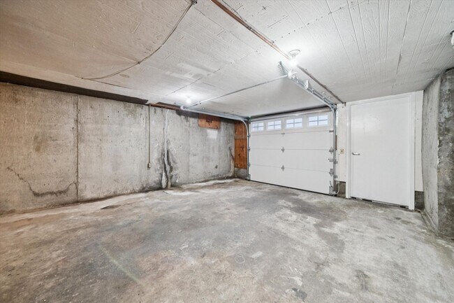 Building Photo - Beautiful Hillsdale 4 BR, 2 BA home