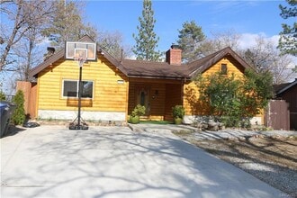 Building Photo - 623 Temple Ln