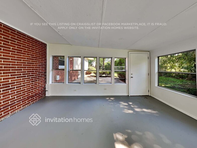 Building Photo - 2833 Briarwood Dr E
