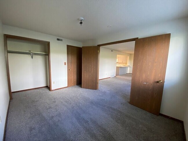 Building Photo - $1,250 | 2 Bedroom, 1 Bathroom Condo | Cat Friendly* | Available for Immediate Move In!
