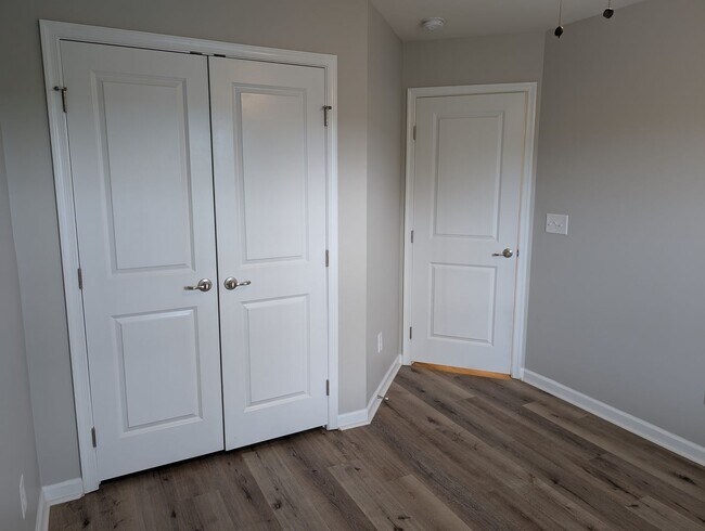 Building Photo - Move-in ready, Townhome Located in the Cit...