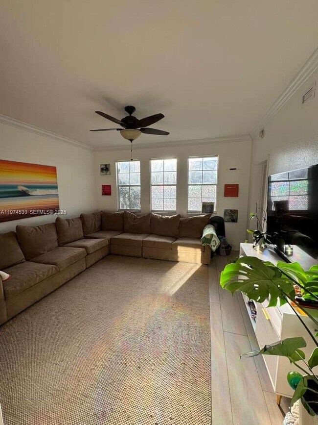 Building Photo - 533 NE 3rd Ave