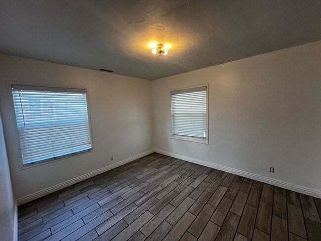Building Photo - ANDERSON 14101 1/2