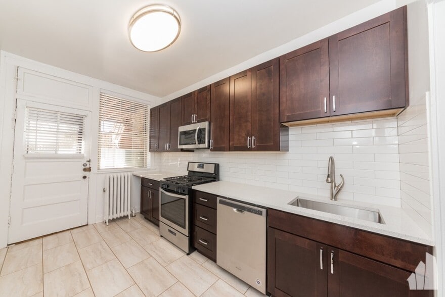 Building Photo - 7000 N Sheridan Rd