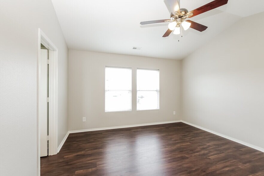 Building Photo - 910 Willow Wind Dr