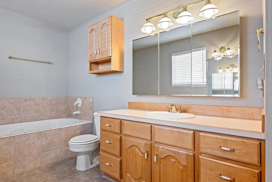 Building Photo - 1852 N Wedgewood Ln