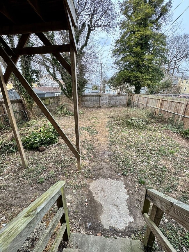 Building Photo - 5 bed 2 bath, central all electric HVAC, laundry, fenced yard house!