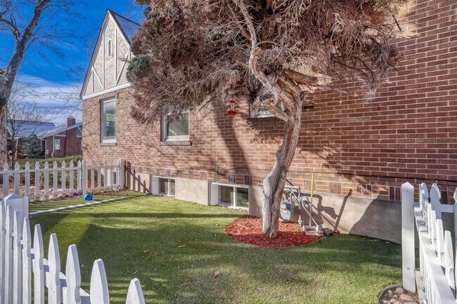 Building Photo - Charming and updated bungalow located just west of Wash Park!! Move in Special 1-month free rent!