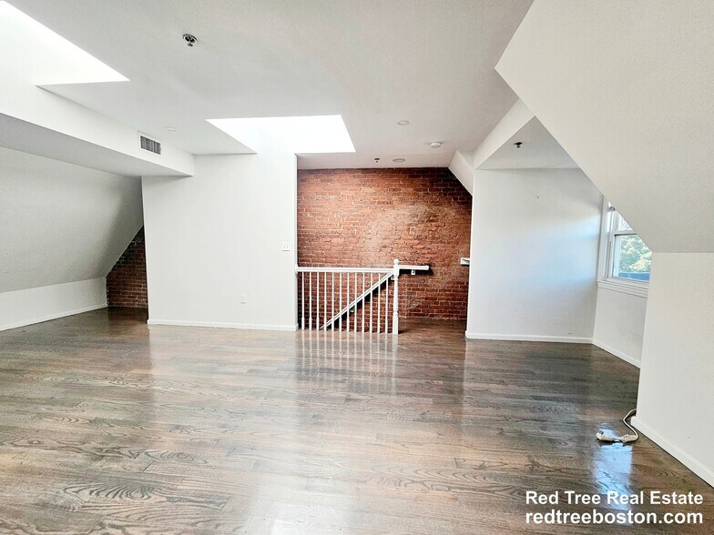 Building Photo - 1406 Beacon St