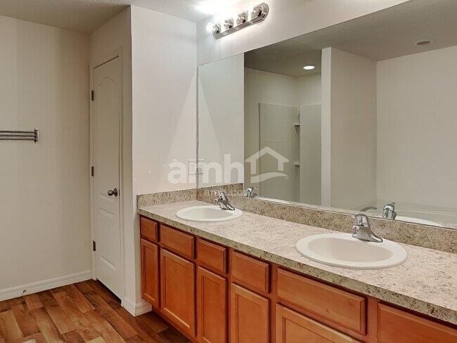 Building Photo - 733 Chatham Walk