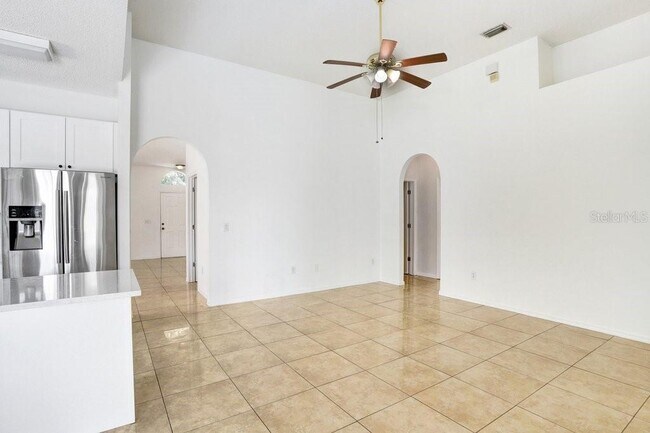 Building Photo - 930 Grand Canyon Dr