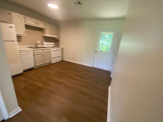 Building Photo - 3901 Lindbergh Dr