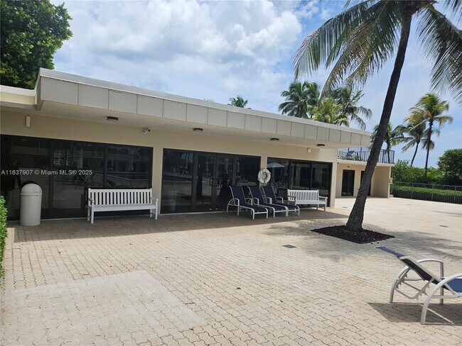Building Photo - 2625 Collins Ave