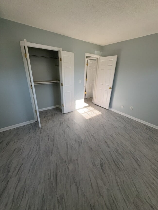 Building Photo - 304 Royal Dr