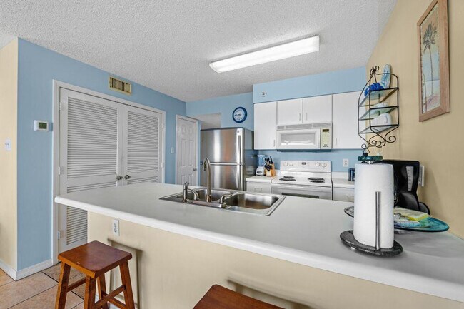 Building Photo - 561 E Beach Blvd