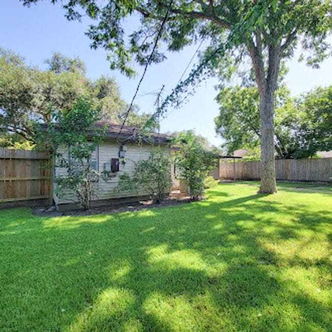 Building Photo - Charming Willowbrook Three-Bedroom Home!
