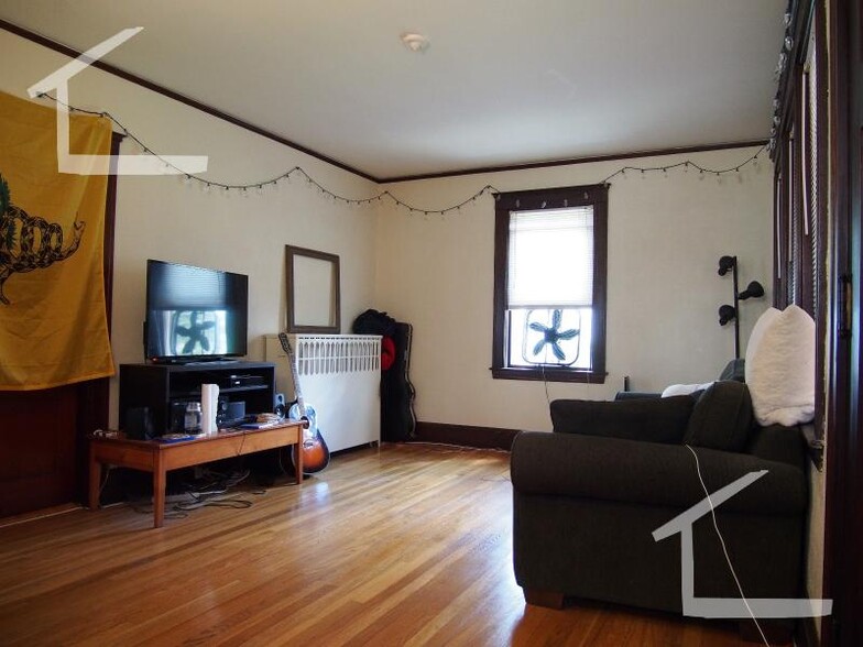Building Photo - 53 Hunnewell Ave